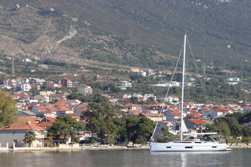 Choosing Between a Catamaran and a Sailing Boat