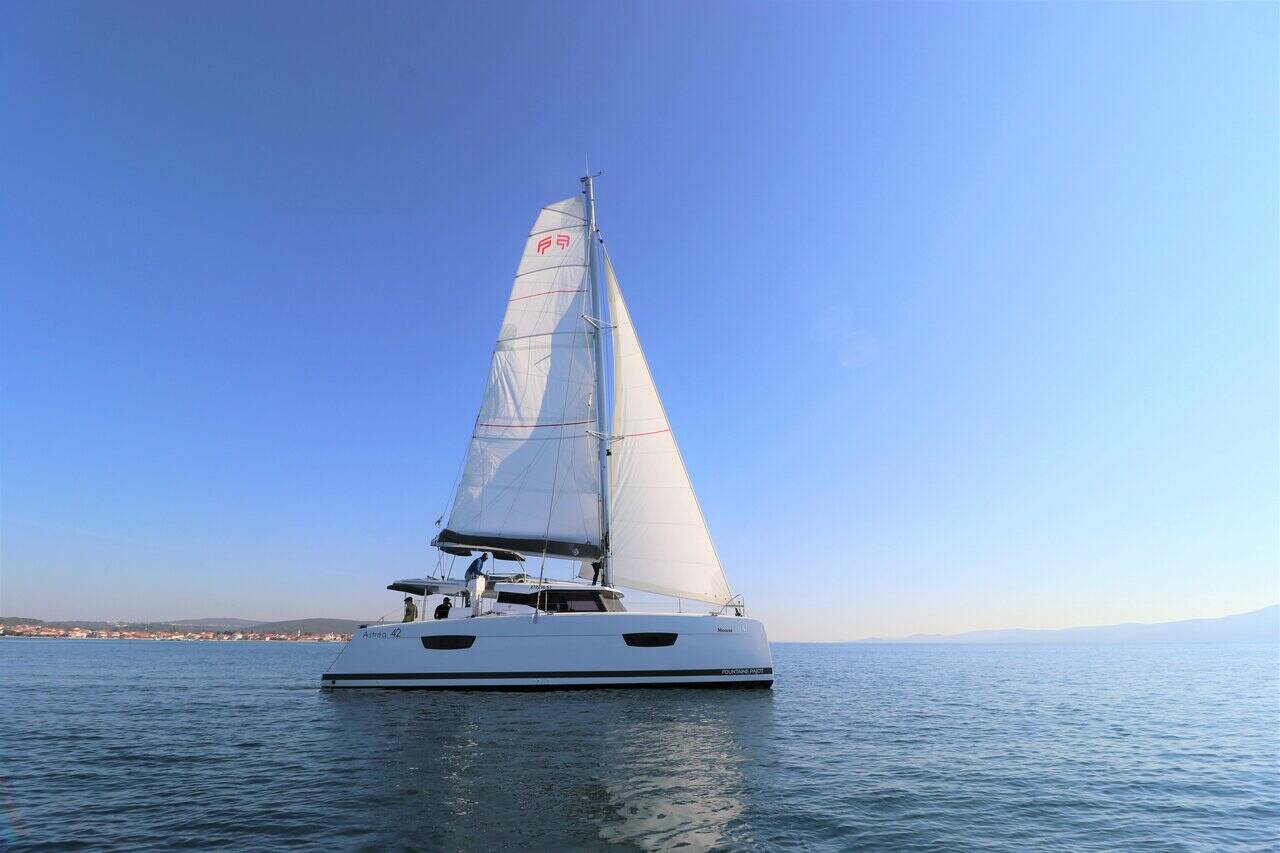 NEW FLEET ADDITION: FOUNTAINE PAJOT ASTRÉA 42 - MOUSE